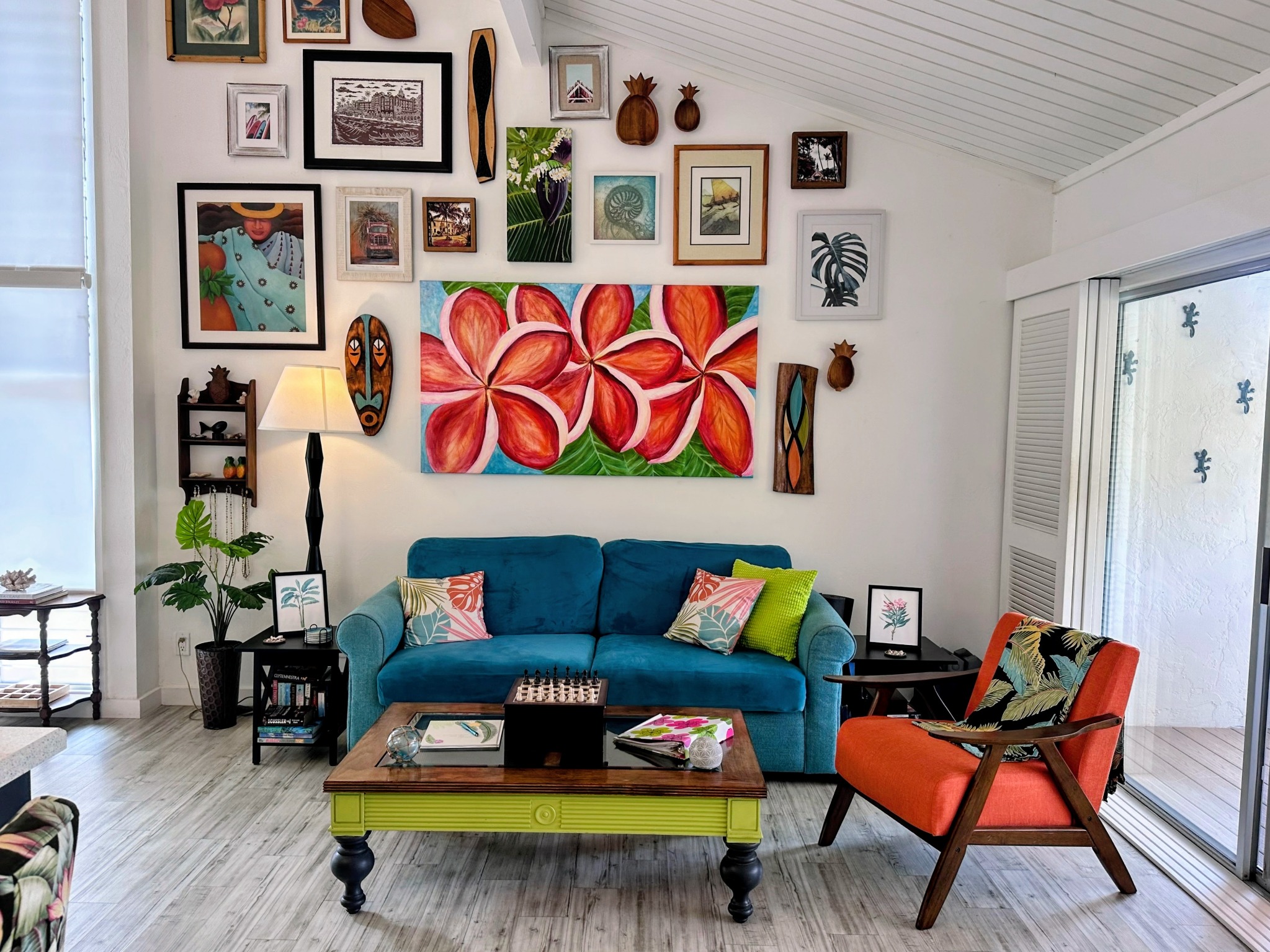 Colorful tropical living room at Keauhou Resort
